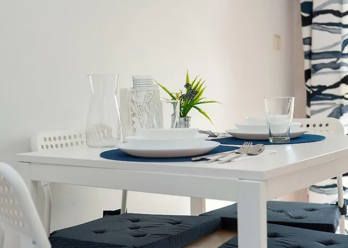 Sunny View To The Tower Apartment *