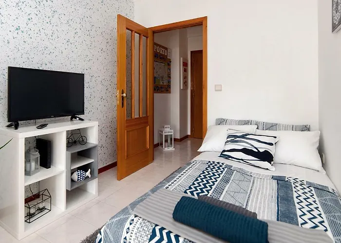 Sunny View To The Tower 포르투