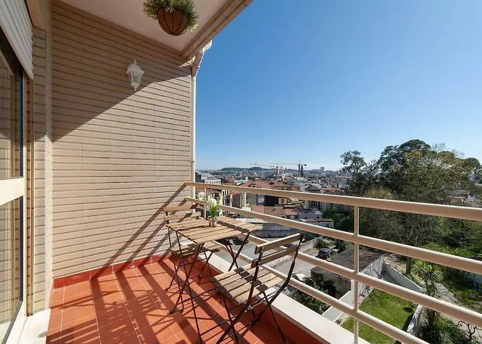 Sunny View To The Tower Porto